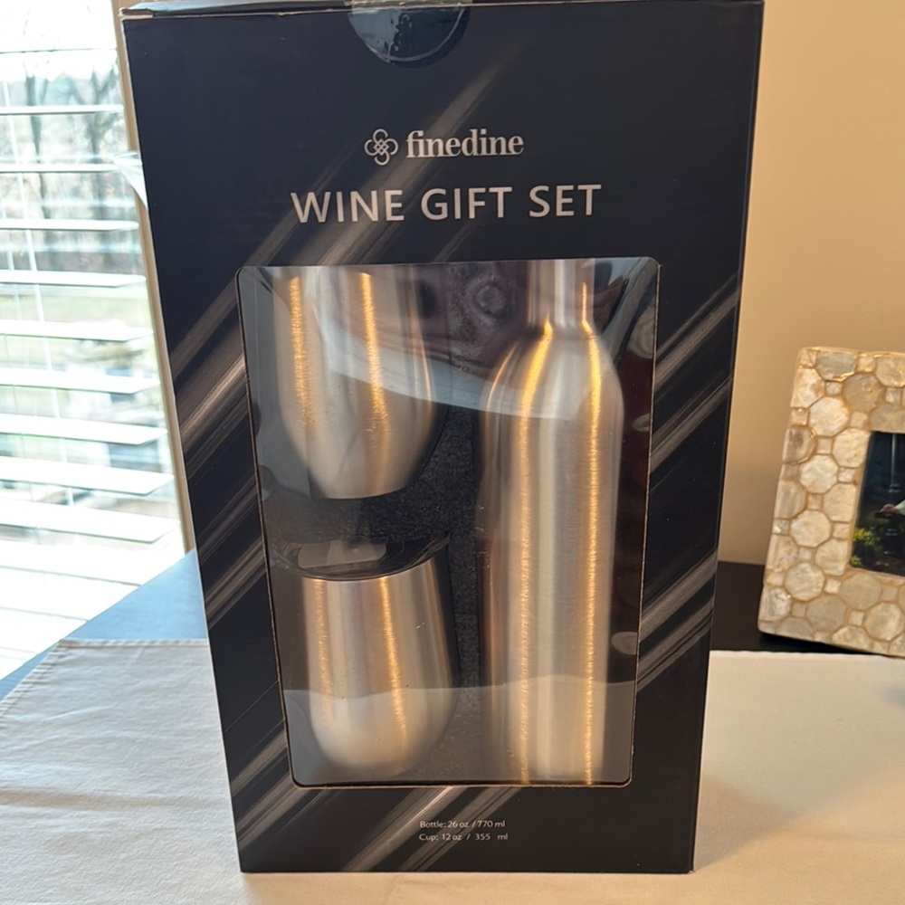 NWT Silver Wine Gift Set including insulated wine bottle+wine glasses